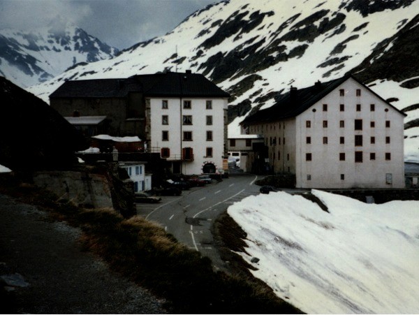 Schronisko i klasztor zimą